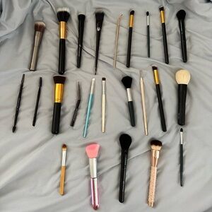 25 Piece Makeup Brush Bundle